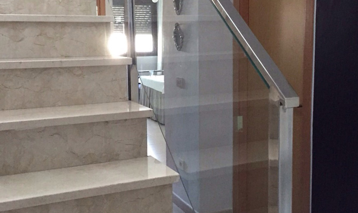 Barandas para escalera interior en acero inoxidable y cristal