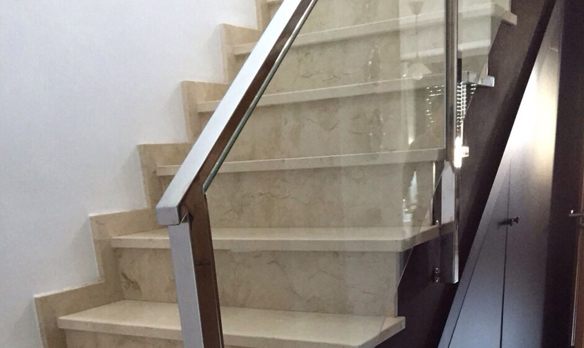 Barandas para escalera interior en acero inoxidable y cristal