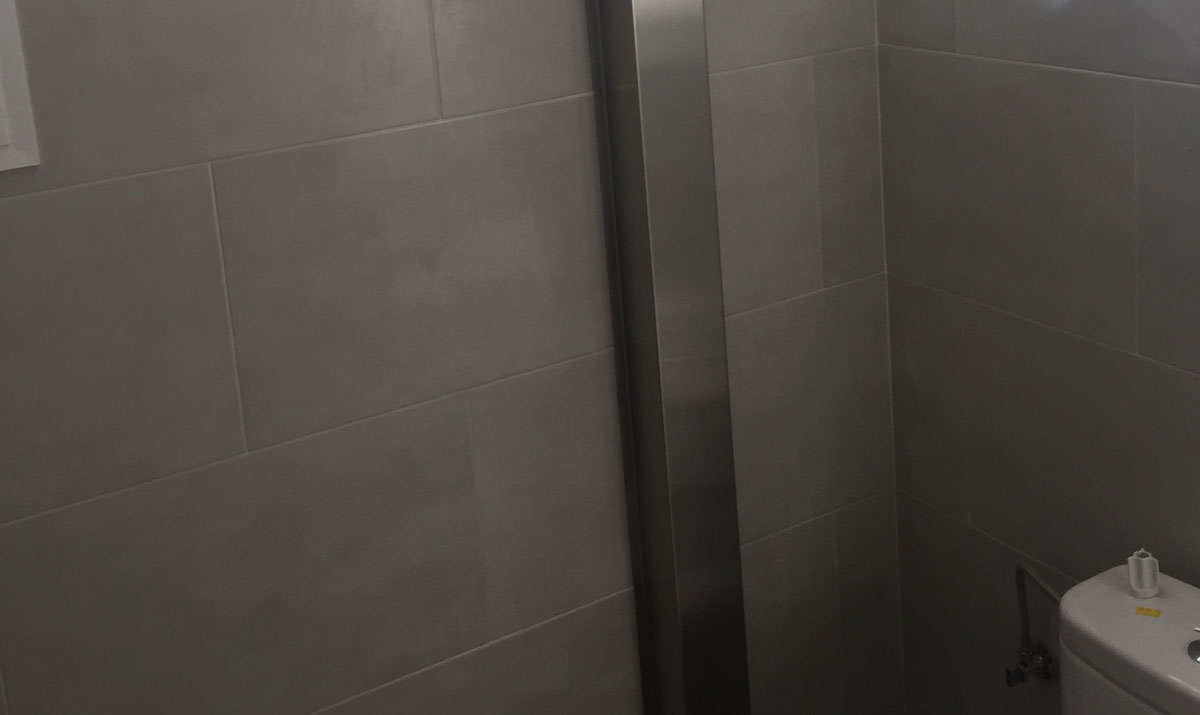 Pilar de acero inoxidable para cuarto de baño