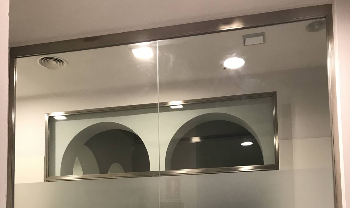 Tragaluz en clínica de acero inoxidable y cristal traslúcido