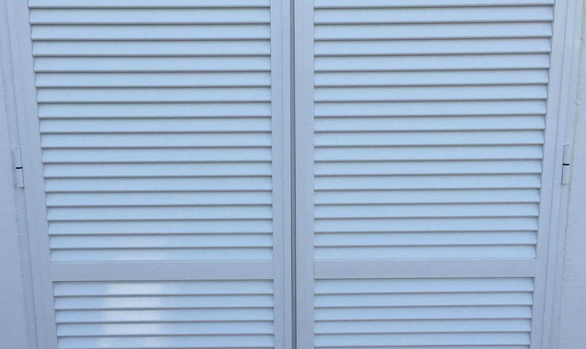 Puerta Aluminio de mallorquina en color blanco