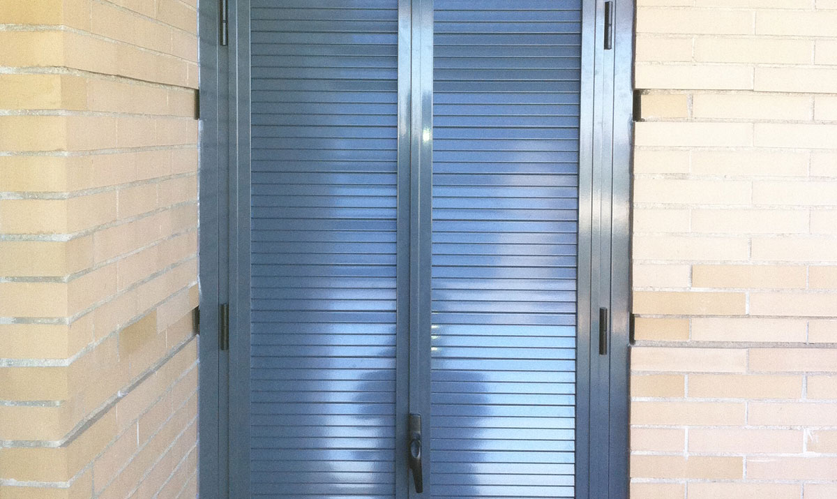 Puerta aluminio mallorquina