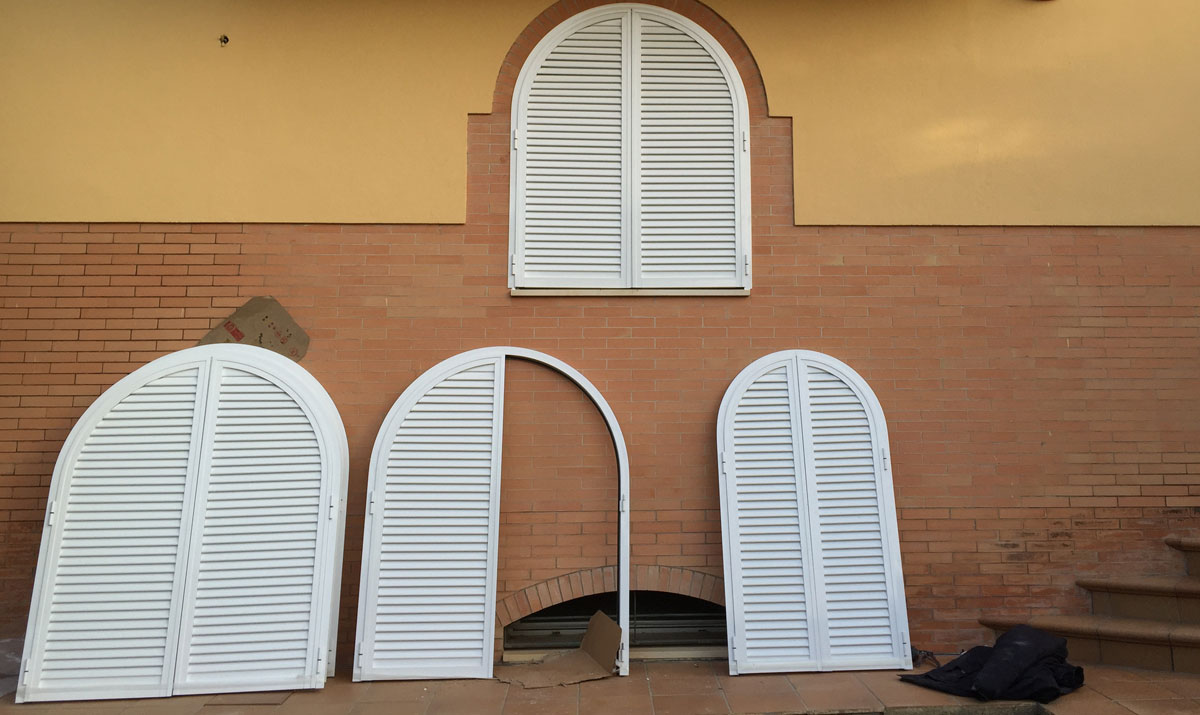Ventanas Aluminio medio punto con mallorquina previa colocación