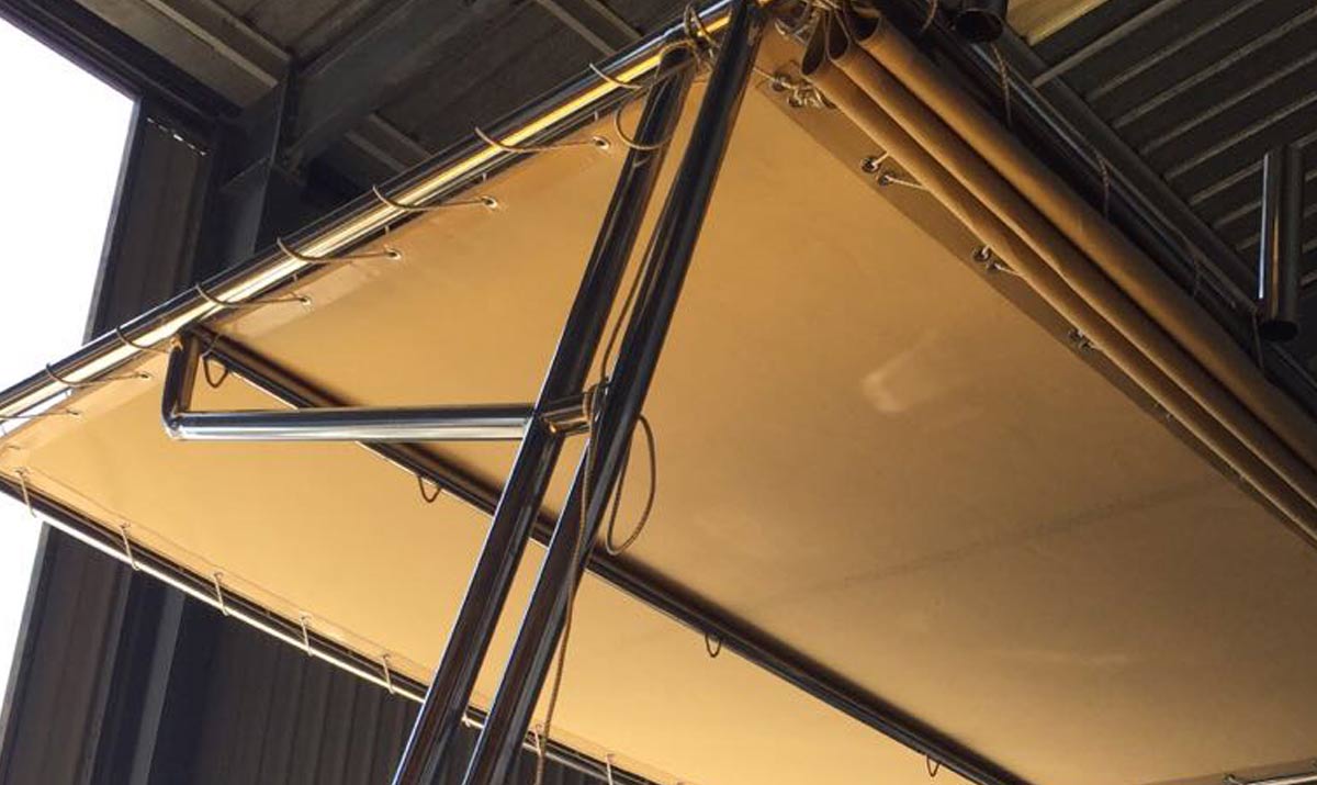 Estructura en acero inoxidable para toldo en barca de recreo