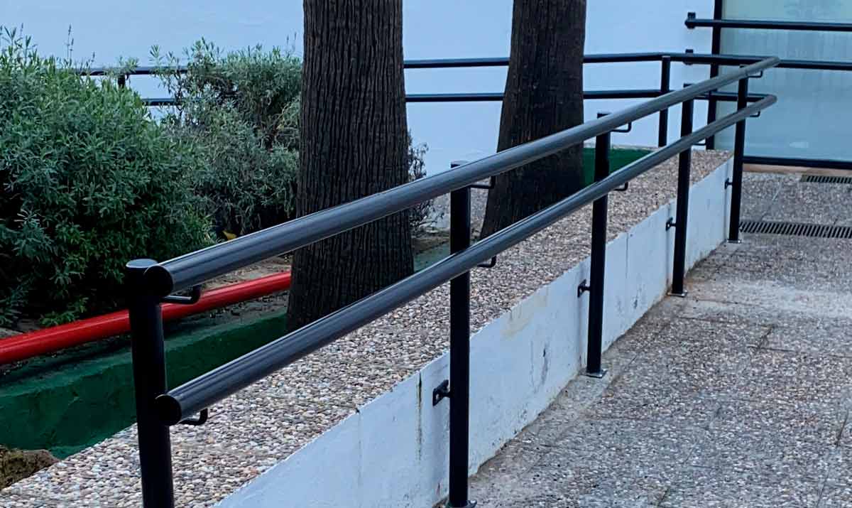 Baranda exterior de doble asidero en hierro