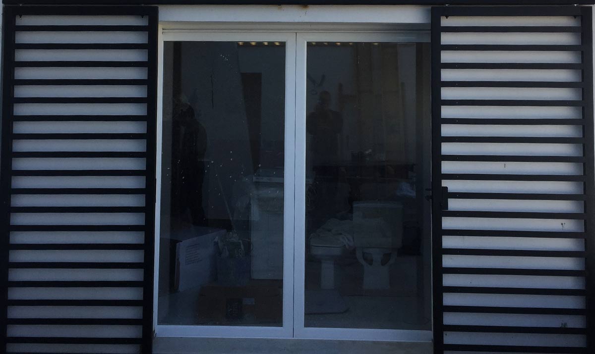 Puerta corredera de hierro con guía