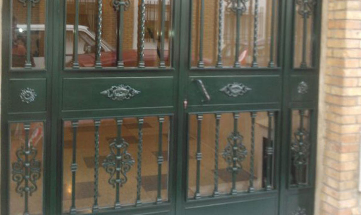 Puerta de hierro junto con cristales
