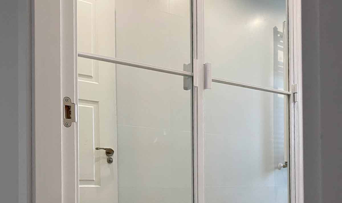 Puerta de hierro color blanco con espejo incorporado