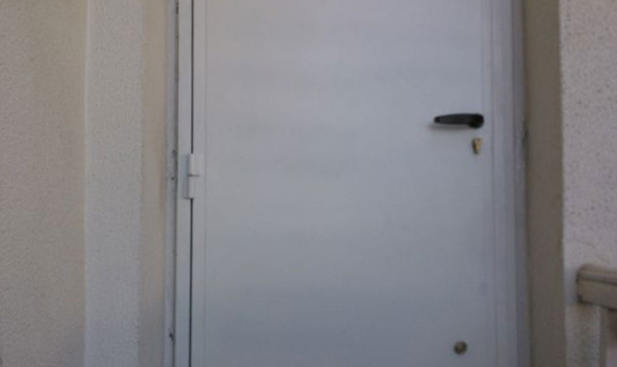 Puerta de hierro de color blanco