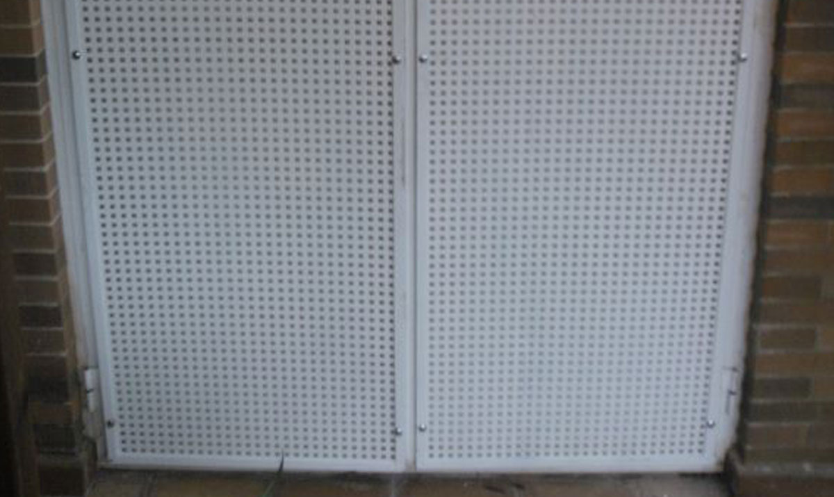 Puerta hierro con chapa troquelada