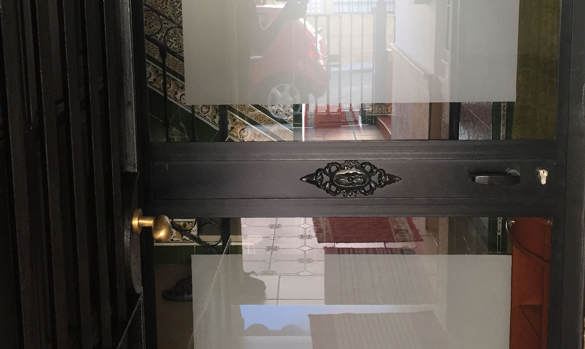 Puerta de hierro con cristales
