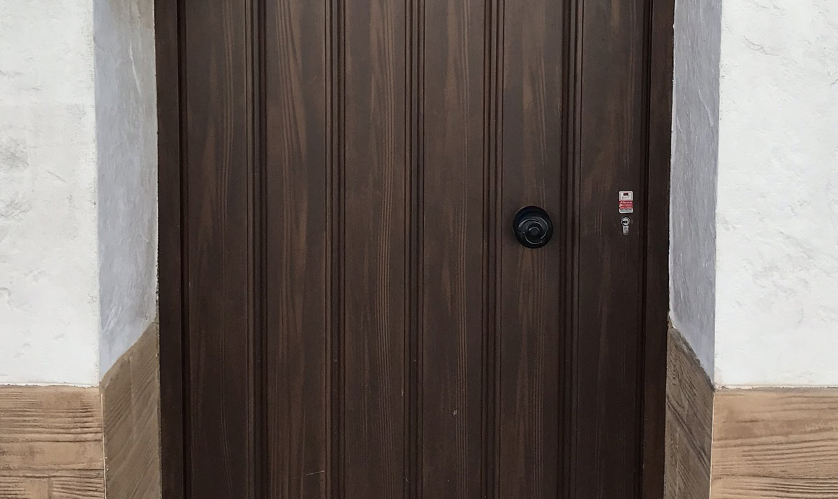 Puerta de entrada de hierro y color imitación madera