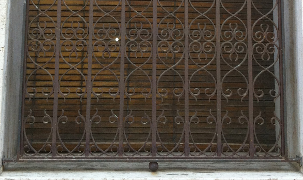 Reja con detalles de fundición