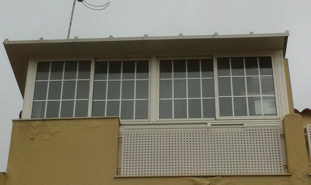 Cerramiento de aluminio y panel sandwich