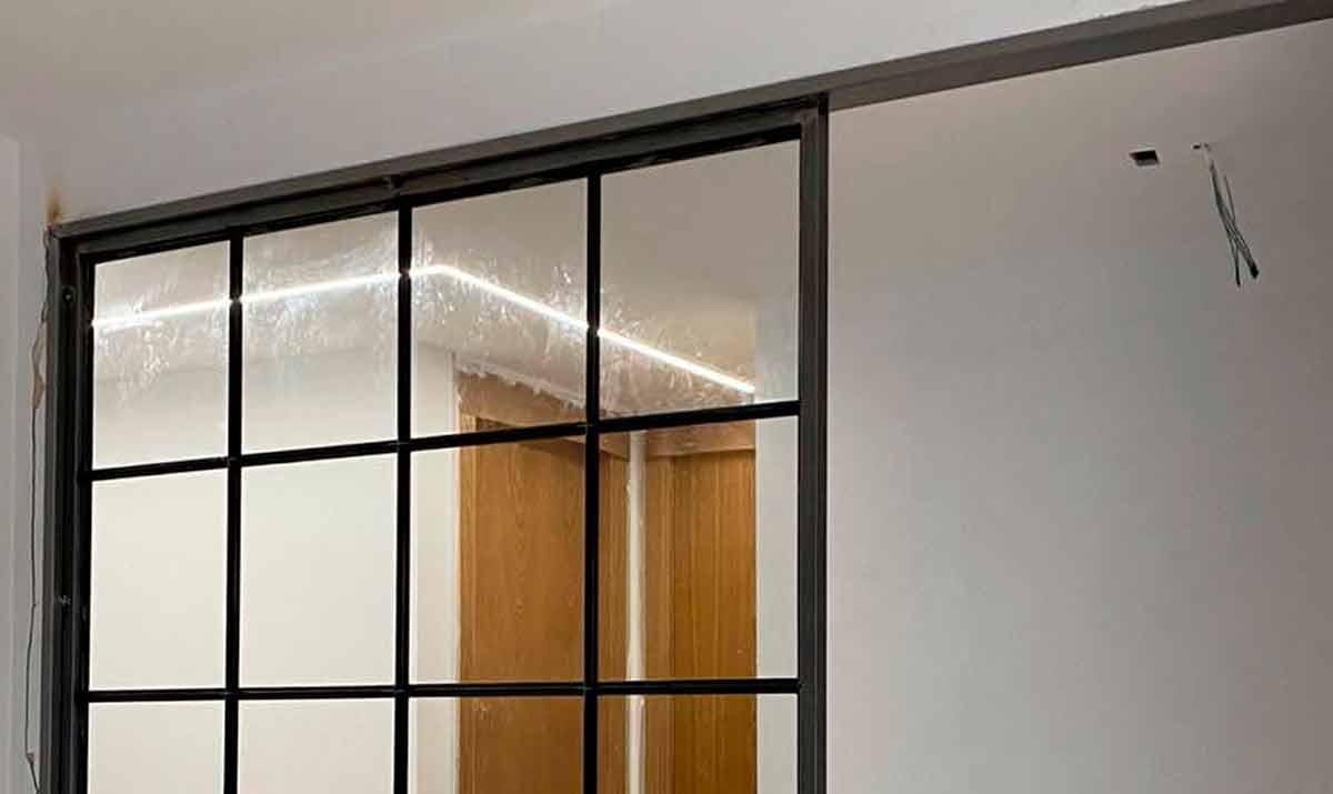 Separador de estancias fijo de hierro y cristal
